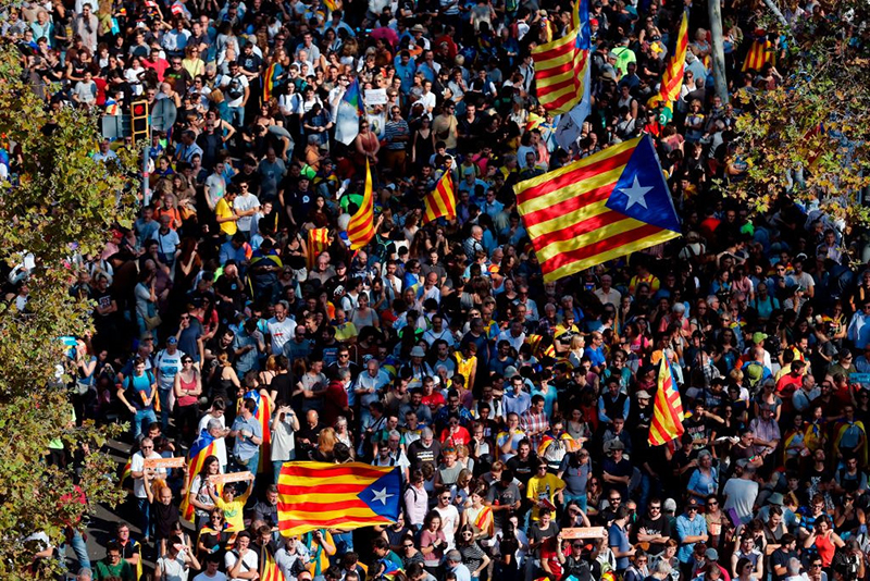 Người Catalonia vỡ òa khi chính quyền tuyên bố độc lập